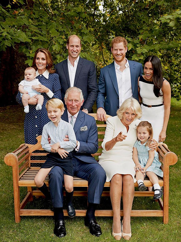 Hoàng tử George cười thích thú trên đùi ông nội, Thái tử Charles, khi chụp ảnh cùng cả nhà ở Clarence House hồi tháng 9. Ảnh: AP.