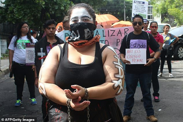 Một phụ nữ biểu tình trước tòa nhà Hội đồng Lập pháp ở San Salvador tháng 9/2016 đòi chính phủ hợp pháp hóa quyền phá thai của phụ nữ.