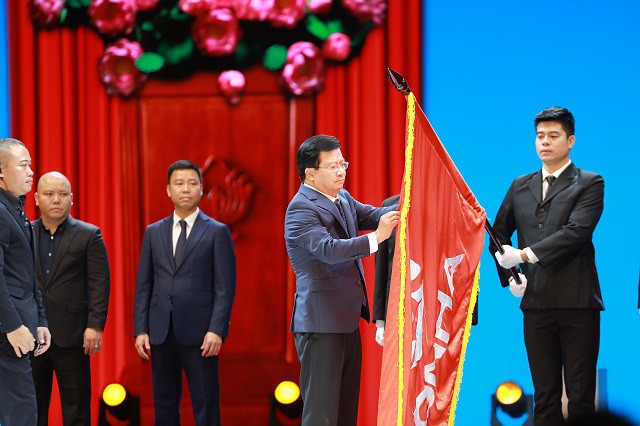 
Phó Thủ tướng Trịnh Đình Dũng trao Huân chương Lao động hạng Nhì cho Tập đoàn Sơn Hà.
