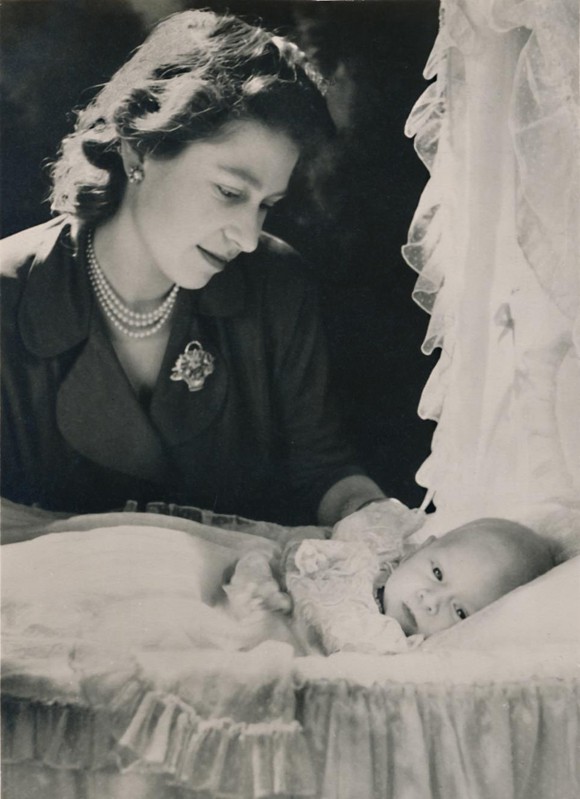 Nữ hoàng Elizabeth bên con trai Charles trong lễ rửa tội. Thái tử Charles sinh ngày 14/11/1948 lúc 21h14 tại Điện Buckingham, nặng 3,34 kg. Ảnh: UK Press.