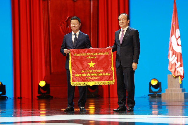 
Phó Chủ tịch Thường trực HĐND Hà Nội Nguyễn Ngọc Tuấn trao Cờ thi đua của UBND TP Hà Nội cho Sơn Hà.
