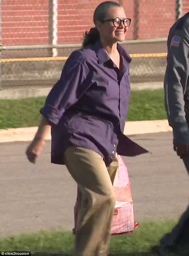 Clara cười rạng rỡ trong ng&agrave;y được thả tự do.