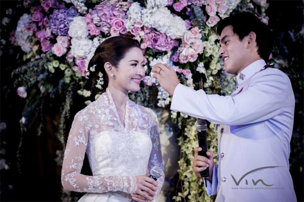 Đám cưới nhận được nhiều sự chú ý từ công chúng giữa mỹ nhân Aff Taksaorn và chồng thiếu gia