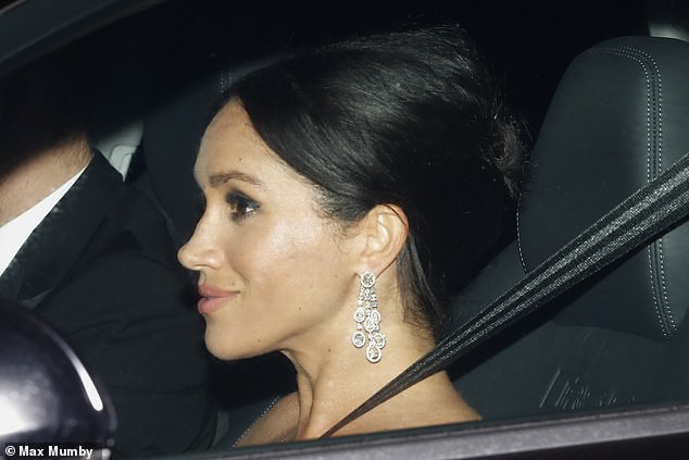 
Công nương Meghan nổi bật với đôi khuyên tai kim cương trong bữa tiệc sinh nhật lần thứ 70 của hoàng tử xứ Wales được diễn ra tại cung điện Buckingham
