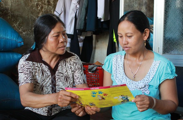 
Cộng tác viên dân số buôn Ea Sang A (bên trái) tư vấn cho người dân về chăm sóc sức khỏe sinh sản. Ảnh: Báo Đắk Lắk
