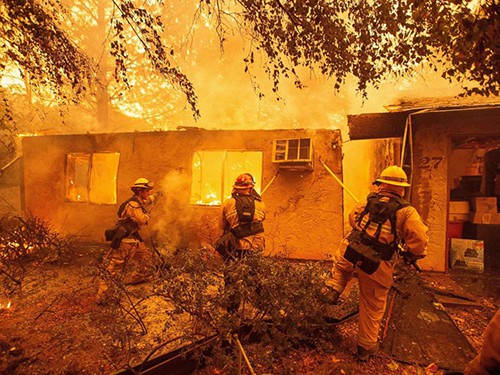 Lính cứu hỏa nỗ lực dập lửa ở một khu dân cư tại thị trấn Paradise, bang California, hôm 9/11. Ảnh: AFP