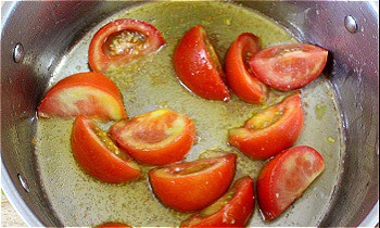 Bước 2: Phi thơm hành khô cho cà chua vào xào thêm chút gia vị rồi đổ nước vào.