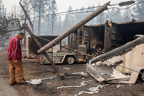 Ông Brad đứng trước một kho hàng bị cháy ở thị trấn Paradise, California, hôm 10/11. Ảnh: SF Chronicle