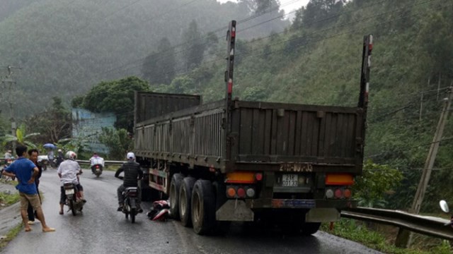 Các phương tiện hư hỏng nặng sau vụ tai nạn.