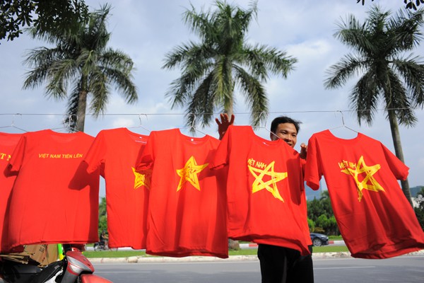 Áo cờ đỏ sao vàng bày bán trên đường Lê Quang Đạo.