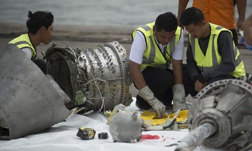 Các nhà điều tra xem xét mẩu động cơ chiếc máy bay Boeing 737 Max 8 do hãng Lion Air vận hành lao xuống biển Java hồi cuối tháng 10.