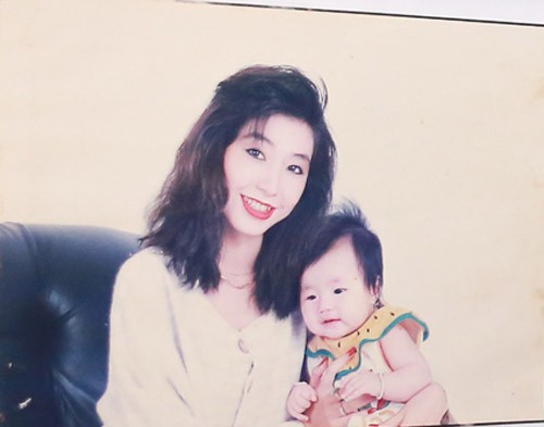 17 tuổi, Hà My sinh con gái đầu lòng và khi ở tuổi 39, cô lên chức bà ngoại.