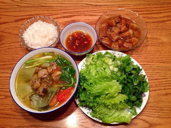 
Bữa ăn của gia đình chị không khi nào vắng mặt những loại rau gia vị Việt. Chị thường xuyên chế biến các món ăn truyền thống bằng rau trong vườn để chia sẻ nét văn hóa Việt Nam với gia đình chồng ở Mỹ.
