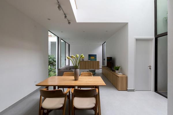 
Tầng 1 được bố trí phòng khách, bếp và phòng ăn thông nhau cùng một không gian nhỏ để trồng cây xanh.
