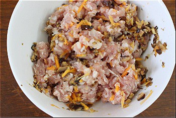 Bước 2: Cà rốt gọt vỏ, cắt nhỏ. Nấm hương ngâm nở, băm nhỏ. Thịt heo rửa sạch, xay nhỏ. Nêm chút gia vị và hạt tiêu. Cho cà rốt và nấm hương vào thịt trộn đều.