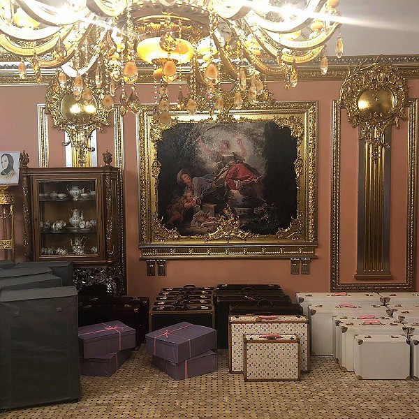 Căn phòng chứa vali cũng trang hoàng chẳng kém cung điện