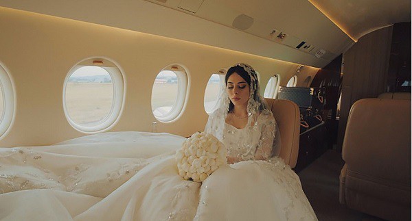 Cô dâu Khava Zaurbekova mặc bộ váy nặng tới 45 kg di chuyển bằng phi cơ riêng