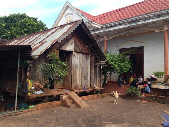 Chia sẻ về ngôi nhà ở quê, HHen Niê đã khiến không ít người hâm mộ bất ngờ với hoàn cảnh gia đình. Nhà cô cách trung tâm thành phố Buôn Ma Thuột khoảng 15 km. Gia đình cô gồm 8 người và thuần nông.