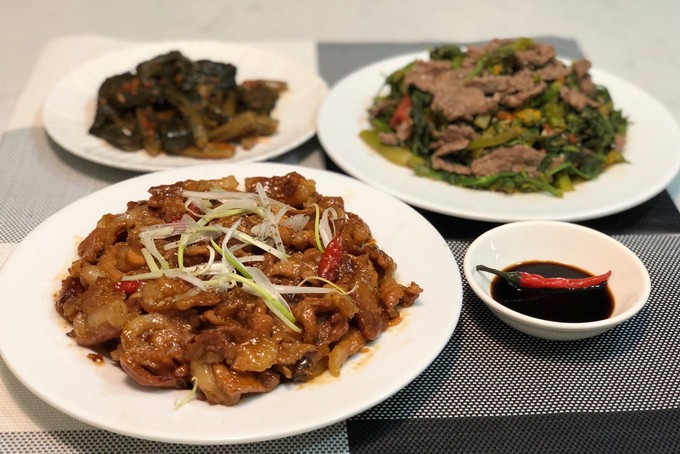 Trở về nhà khi đã 18h, loáng một cái, Thanh Thảo hoàn thành bữa tối với vài món đơn giản nhưng đưa cơm để chồng, con thưởng thức. Cựu người mẫu cho biết, quây quần bên nhau ăn cơm tối là thói quen các thành viên trong gia đình cô duy trì từ lâu. Dù có người giúp việc, bà xã Hoàng Bách vẫn đích thân vào bếp vì chồng và các con mê nhất món mẹ nấu.