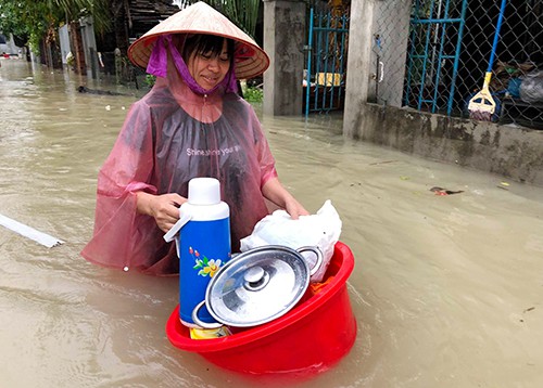 
Nhiều nơi ở Nha Trang ngập sâu, người dân sơ tán tài sản. Ảnh: VnExpress
