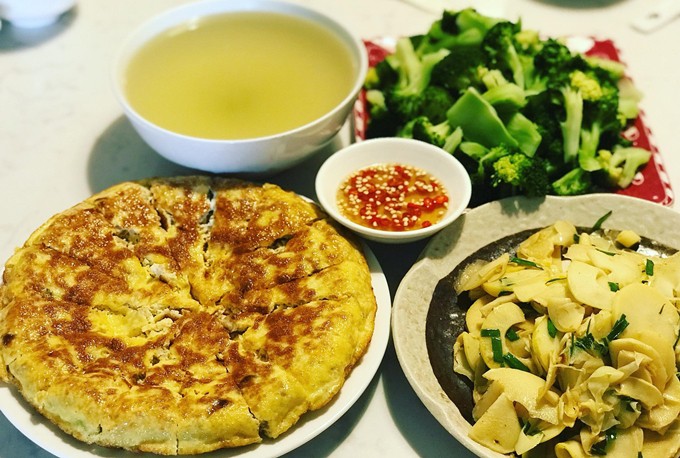 Cuộc sống của Thanh Thảo thay đổi hoàn toàn kể từ khi cô mang thai con trai đầu lòng, bé Tê giác. Khi đó vợ Hoàng Bách bị dọa sẩy, phải ở nhà tĩnh dưỡng nên có nhiều thời gian tìm hiểu kiến thức nuôi dạy con. Hiểu được nguồn dinh dưỡng, sức khỏe và tâm trạng của người mẹ ảnh hưởng trực tiếp tới sự phát triển của bé, Thảo bớt ăn hàng, bắt đầu vào bếp nấu nướng.