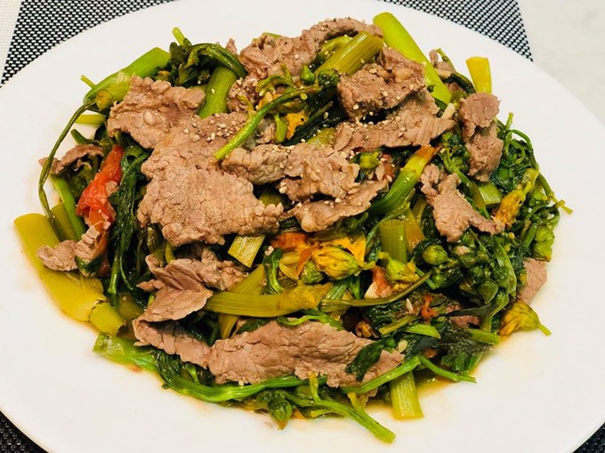 Trong ngày đầu ra mắt gia đình chồng, Thanh Thảo trổ tài nấu món thịt trâu nhúng mẻ đãi bố mẹ Hoàng Bách. Cuối buổi cô được bố chồng nhận xét chế nước dùng ngon nhưng thịt cứng quá nên ăn đau miệng.