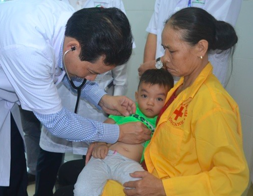 Một bé trai ở trường Mầm non Xuân Nộn vào điều trị ở BVĐK Đông Anh (Hà Nội) vì dấu hiệu nhiễm độc thực phẩm