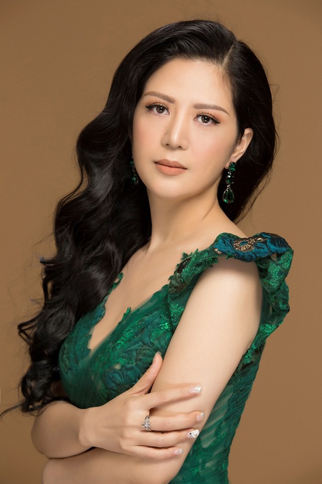 Hiền Anh từng tham gia cuộc thi Tiếng hát truyền hình Sao Mai khu vực tỉnh Nghệ An và đoạt giải nhì