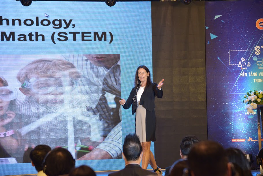 Tiến sĩ Diana Wehrell-Grabowski - chuyên gia hàng đầu thế giới về STEM.