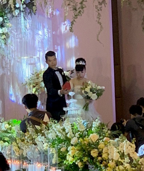 The Truong Nam Thanh wedding and businesswoman just happened at Melia Hotel, Hanoi. The noble actor hides information about the big day with the media, the media. We know that the security throughout the strict marriage service, which limits the work of reporters.