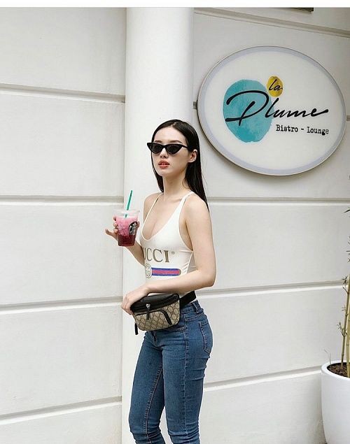 Cùng công thức với Jolie Nguyễn, Khánh Linh kết hợp chiếc áo bơi sexy này với quần jeans, belt bag Gucci và tự tin dạo phố.