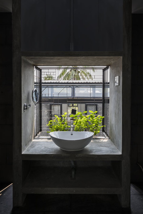 Nhà vệ sinh với ô cửa sổ mở rộng có thể đón không khí tươi từ bên ngoài.