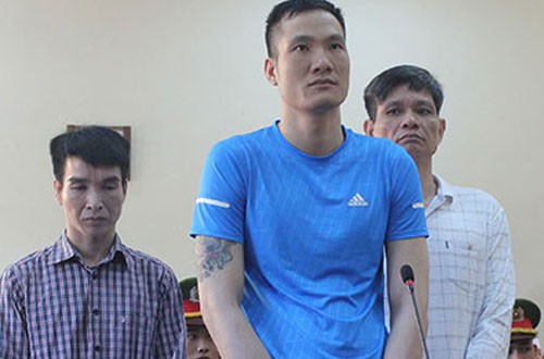 
C&aacute;c bị c&aacute;o Ho&agrave;n, Duy, Đạt (từ tr&aacute;i qua). Ảnh: K.Anh.
