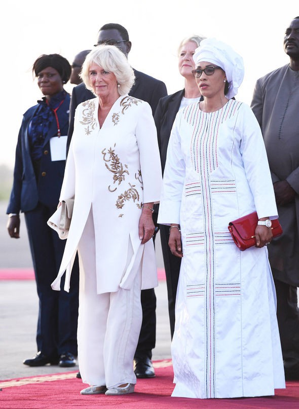 Bà Camilla mặc trang phục màu trắng nhã nhặn đứng cùng phu nhân Tổng thống Gambia.