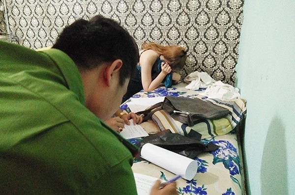 Công an bắt quả tang nữ nhân viên bán dâm với giá 1 triệu đồng/lượt. Ảnh: T.D