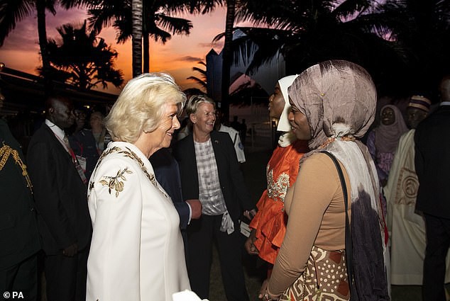 Bà Camilla trò chuyện với những khách quý của Gambia.