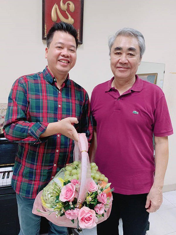 
Ca sỹ Đăng Dương - học trò cũ của NSND Quang Thọ tới chúc mừng thầy nhân ngày 20/11. Ảnh NVCC
