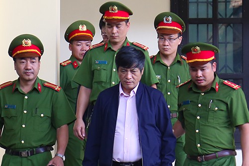 
Bị cáo Nguyễn Thanh Hóa được dẫn giải đến tòa. Ảnh VnExpress
