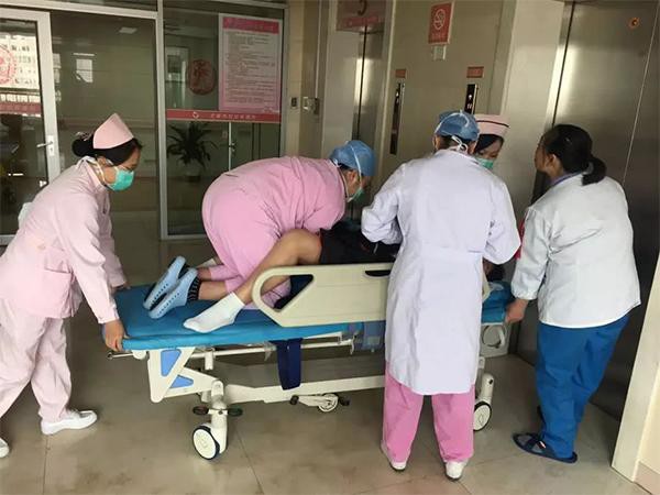 
Sản phụ Lí, 32 tuổi nhập viện trong tình trạng đau đẻ và đã bị vỡ nước ối.
