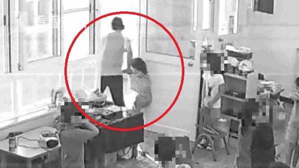 CCTV ghi lại cảnh c&ocirc; gi&aacute;o k&eacute;o b&eacute; ra ngo&agrave;i để b&eacute; tự xử l&yacute; vết bỏng tr&ecirc;n người.