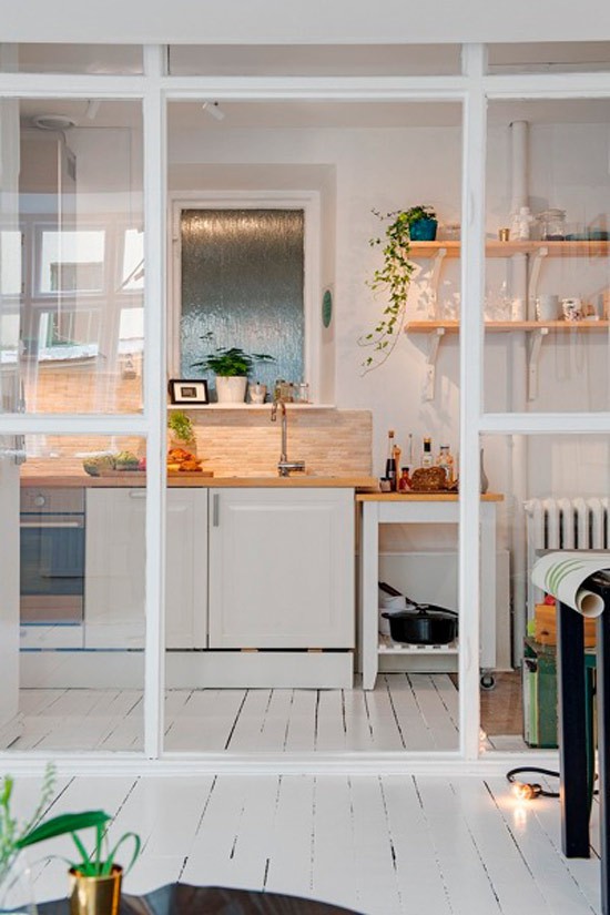 
Sử dụng tông màu trắng khiến nhà bếp càng rộng rãi.
