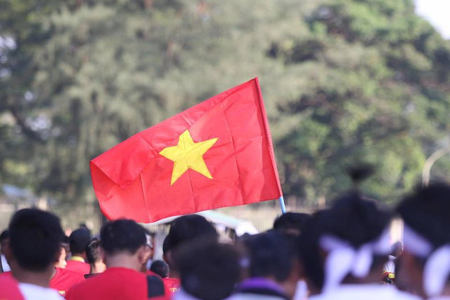
Hàng nghìn cổ động viên Việt Nam có mặt ở sân Thuwanna. Ảnh: Dân Trí
