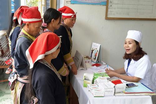 Cán bộ y tế tuyên truyền công tác dân số, kế hoạch hóa gia đình cho phụ nữ vùng cao Lào Cai.. Ảnh: Nguồn baolaocai.vn