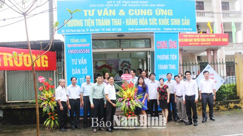 Chi cục Dân số - KHHGĐ tỉnh khai trương Phòng Tư vấn và cung ứng phương tiện tránh thai - Hàng hoá SKSS. Ảnh: Báo Nam Định