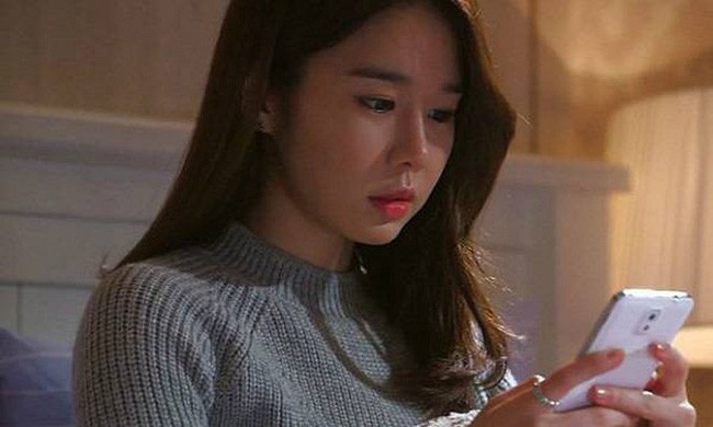 Chồng Nguyệt tinh vi lưu số điện thoại của bồ nhí là số của kế toán công ty. (Ảnh minh họa)