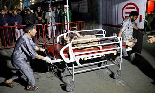 Nhân viên y tế đưa nạn nhân tới bệnh viện sau vụ đánh bom ở Kabul hôm qua. Ảnh: Reuters.