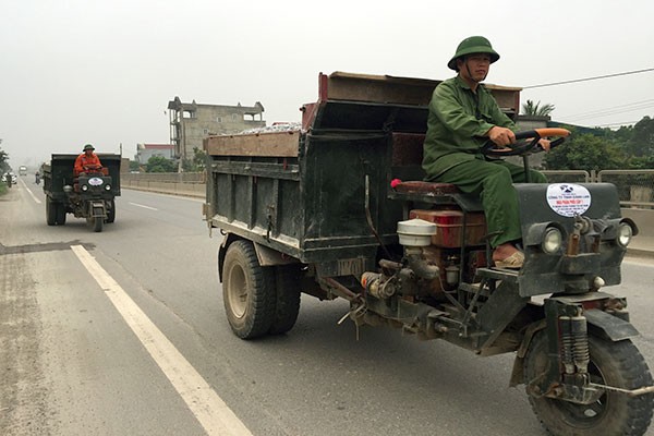 
Xe công nông tự chế nối đuôi nhau chạy trên quốc lộ, tiềm ẩn nguy cơ TNGT. Ảnh: V.T
