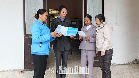Cộng tác viên dân số xã Yên Khánh (Ý Yên) trao đổi kinh nghiệm công tác truyền thông. Ảnh: Báo Nam Định