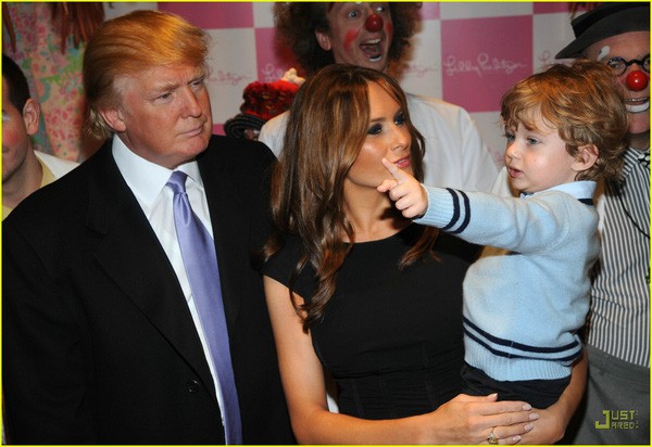 
Barron Trump bên mẹ và bố trong một sự kiện cách đây rất nhiều năm.
