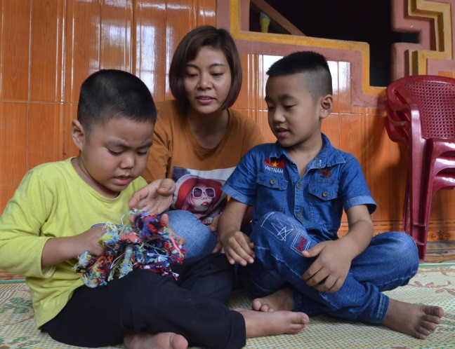 Chị Vũ Thị Thúy - vợ lái xe container Lê Ngọc Hoàng bật khóc khi nghe tin hủy án. Ảnh TM